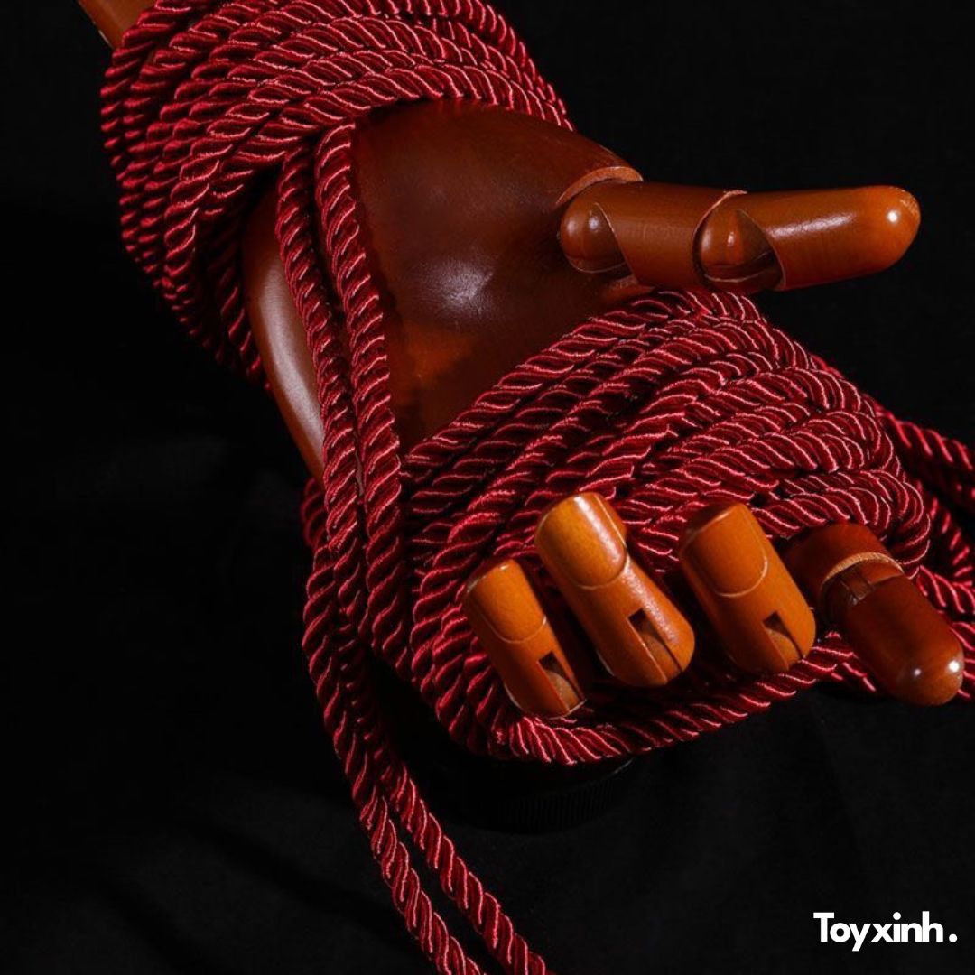 Dây trói BDSM Shibari đỏ quyến rũ