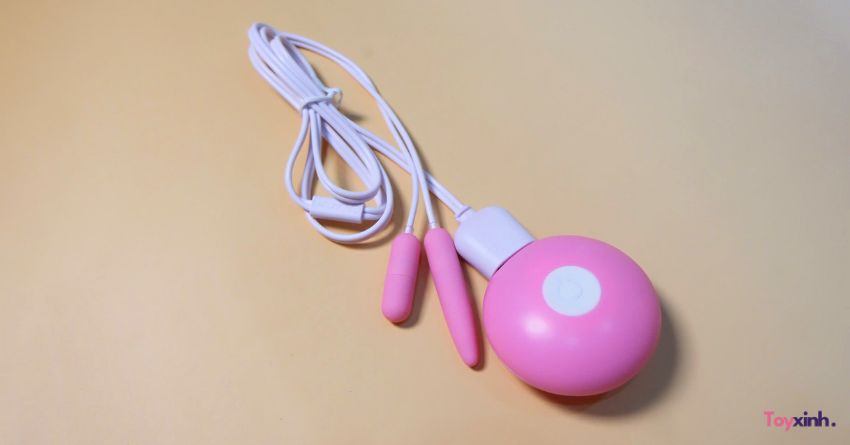 Đầu trứng nhỏ hình viên đạn dễ dàng đưa vào trong để chạm điểm G cho các nàng newbie trải nghiệm.

